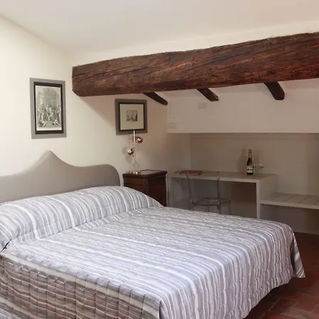 Alojamento de Acomodação e Pequeno-almoço Casa Isolani Santo Stefano 4*