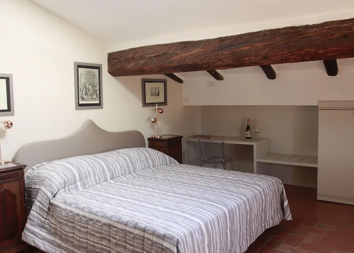 Alojamento de Acomodação e Pequeno-almoço Casa Isolani Charms Santo Stefano 4*